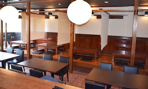 掘りごたつ席が並ぶ店内