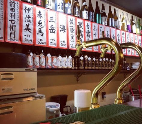 生ビールサーバーが並ぶバーカウンター