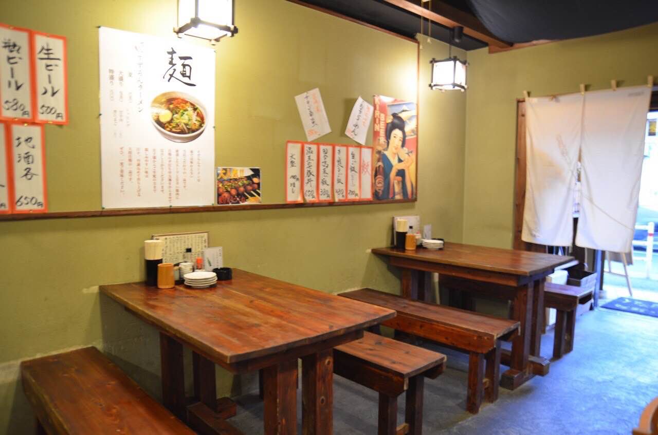 木のテーブル席が並ぶ店内